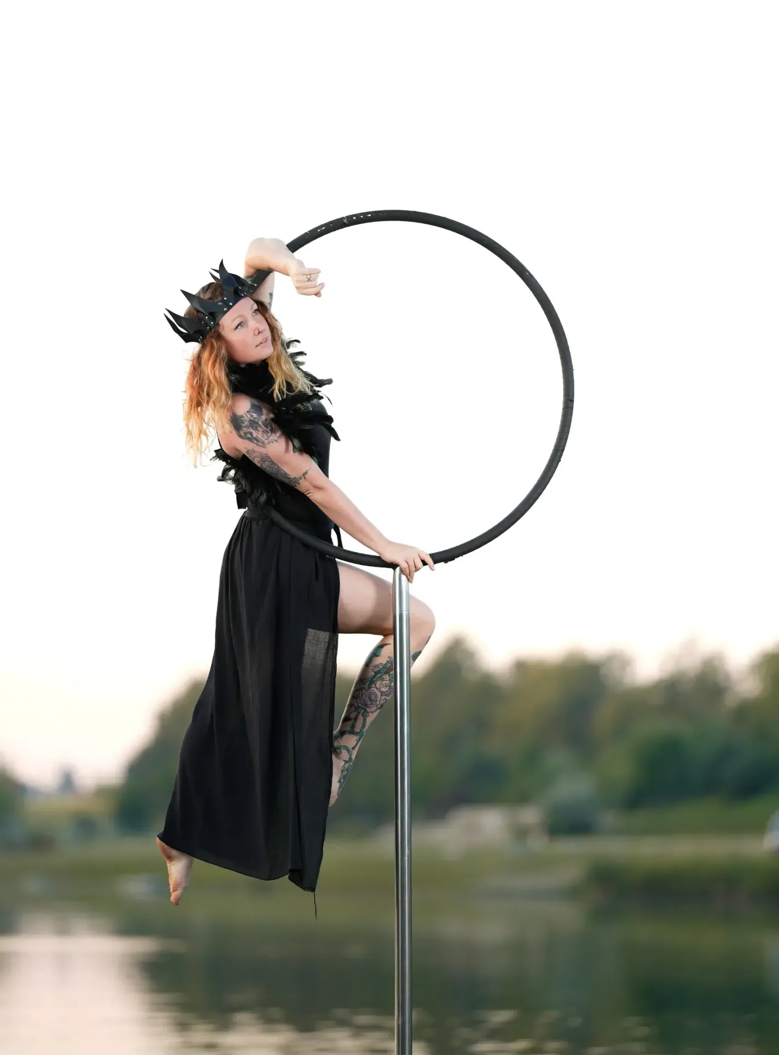 Aerial hoop – lektorka pózuje ve vzduchu zavěšená na kruhu a drží se tyče ve studiu Prostě se hýbej, Opava.