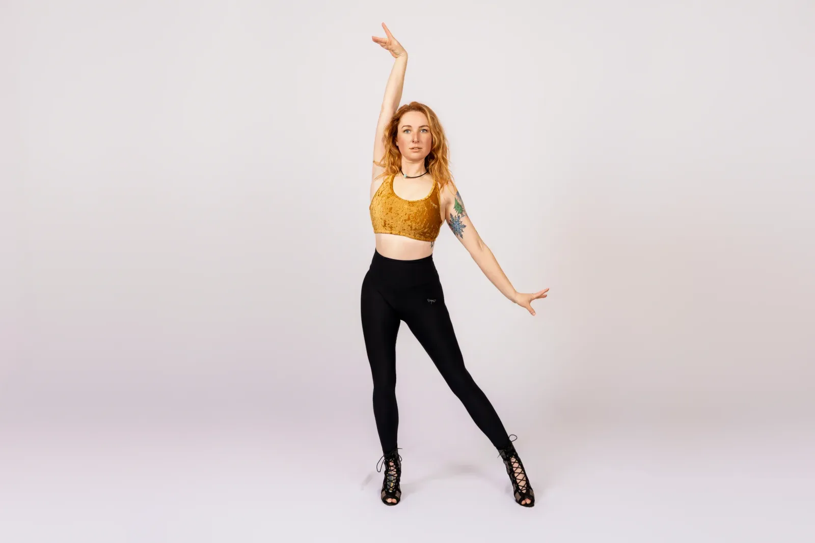 High heels dance – lektorka v podpatcích s rukama v taneční póze ve studiu Prostě se hýbej, Opava.