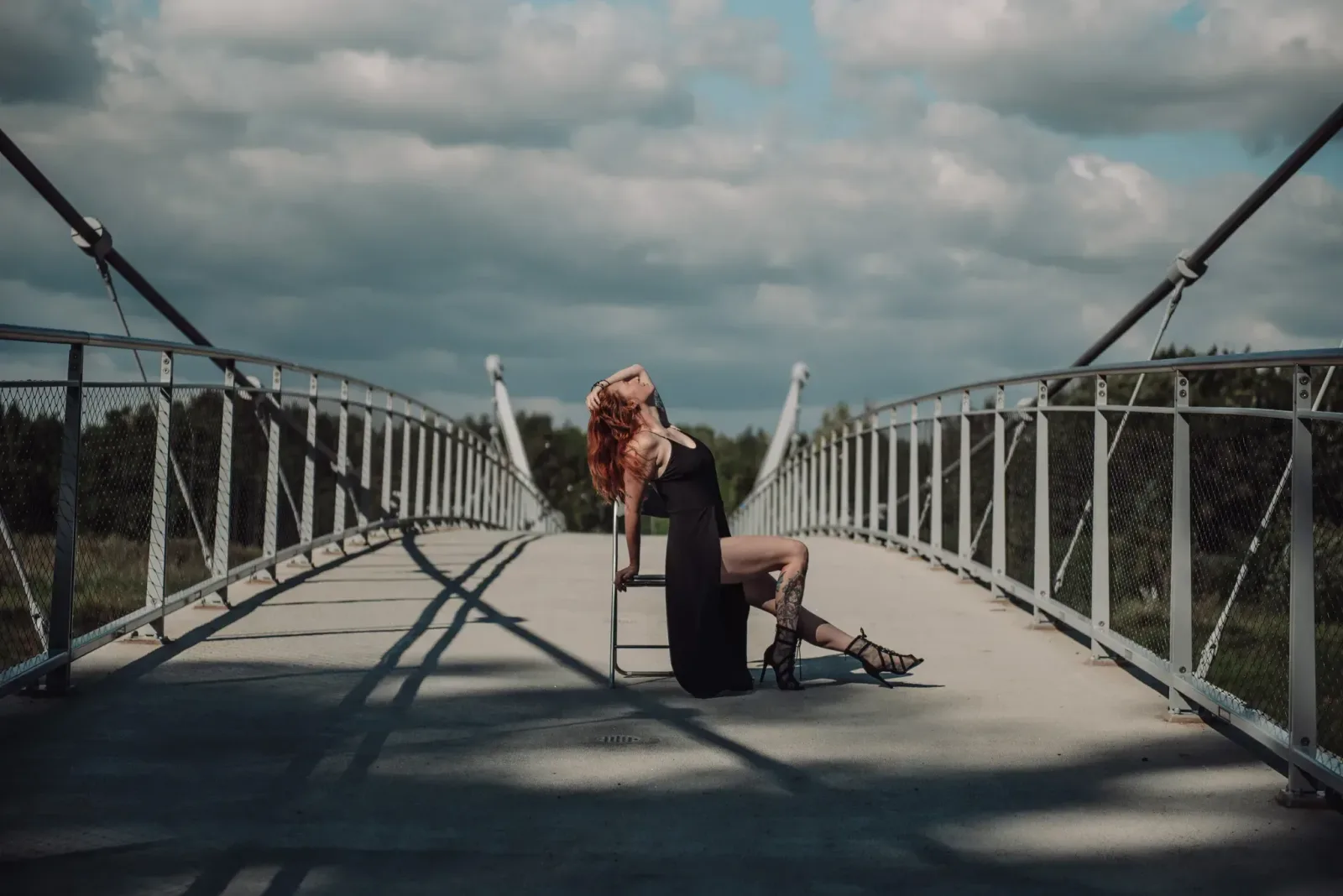 Chairdance – lektorka sedí na židli v elegantní póze s prohnutými zády ve studiu Prostě se hýbej, Opava.