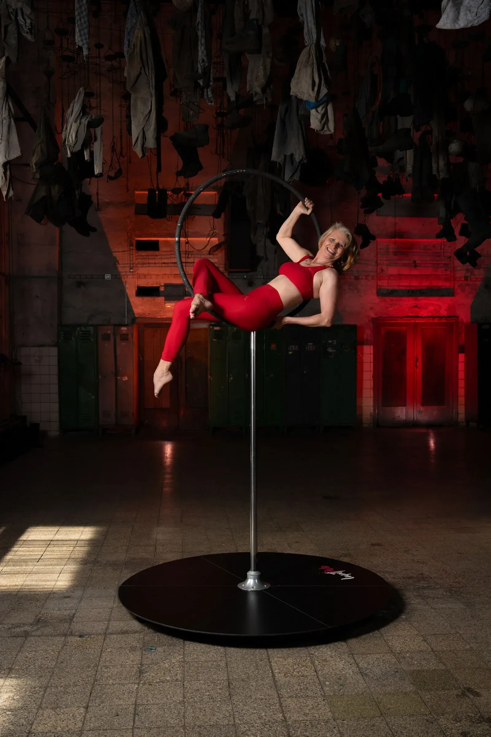 Aerial hoop – lektorka s úsměvem pózuje ve vzdušném kruhu ve studiu Prostě se hýbej, Opava.