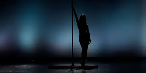 7 výhod pole dance v Opavě: Proč ženy milují tuto elegantní formu pohybu – ve studiu Prostě se hýbej, Opava.