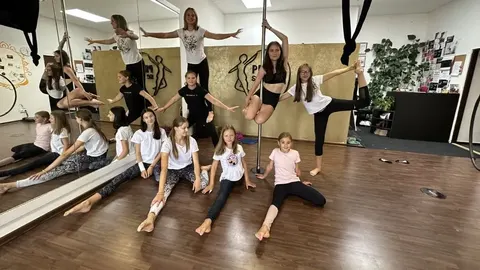 Acrokemp v Opavě: Letní příměstský tábor pro dívky – ve studiu Prostě se hýbej, Opava.