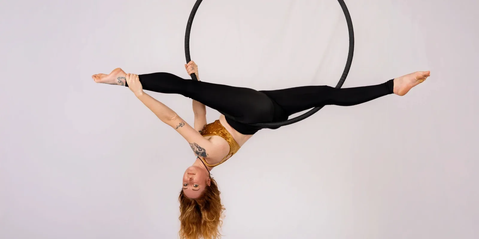 Od země k nebi: Jak začít s Aerial hoop v Opavě - průvodce pro začátečnice – ve studiu Prostě se hýbej, Opava.