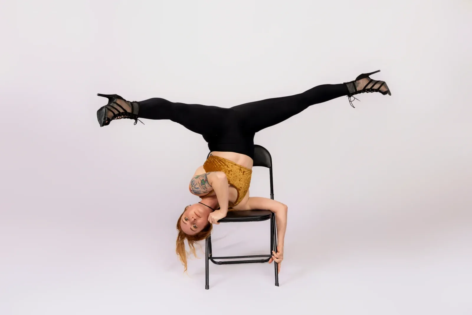 Chairdance – lektorka v podpatcích dělá hlavou dolů rozštěp s podporou židle ve studiu Prostě se hýbej, Opava.