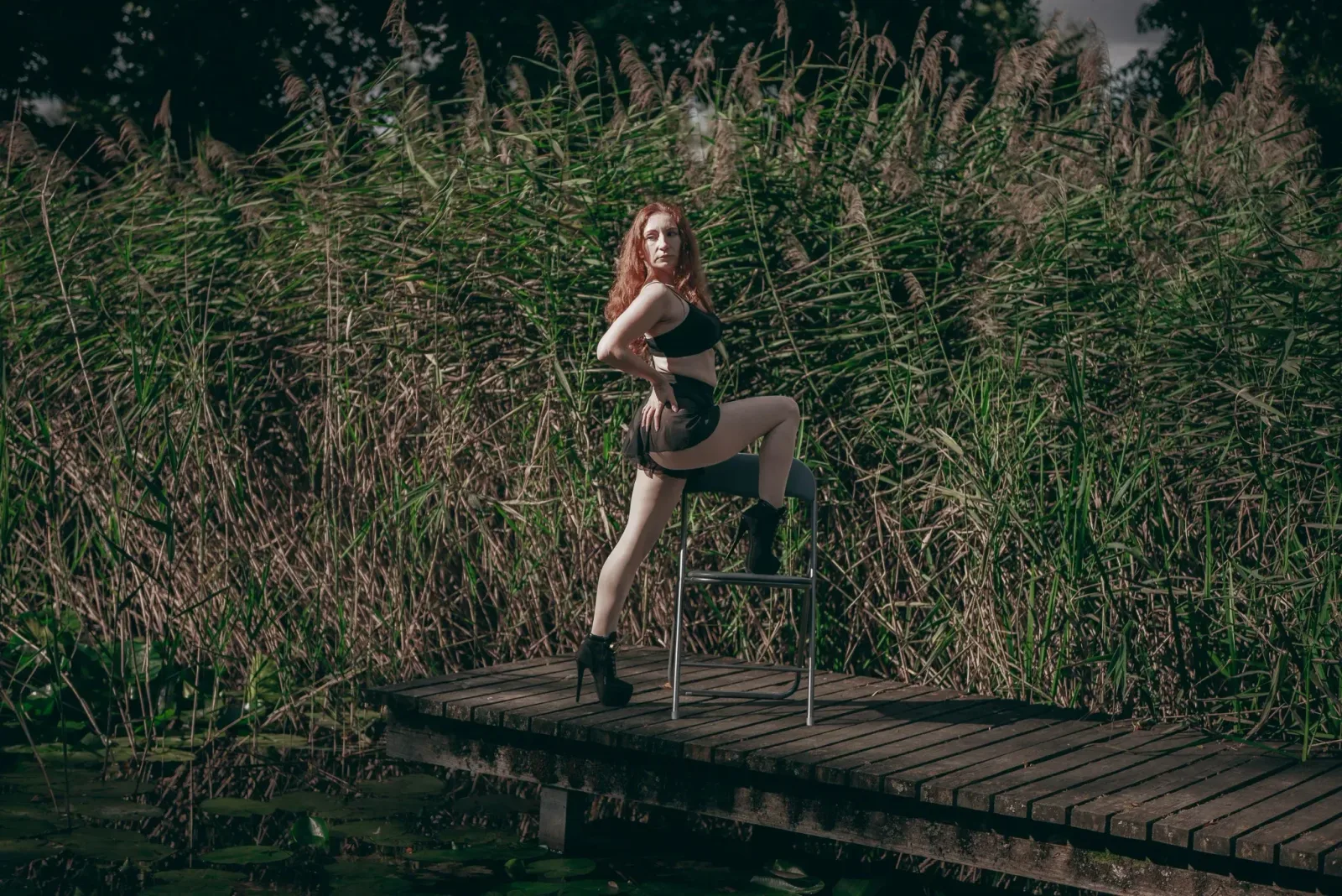 Chairdance – lektorka pózuje s nohou na židli v podpatcích ve studiu Prostě se hýbej, Opava.