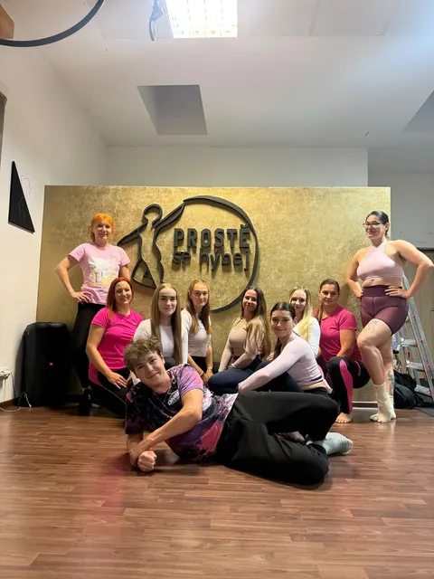 Pink Week 2026 – skupina klientek a lektorek v růžovém před zlatou stěnou s logem studia Prostě se hýbej, Opava.