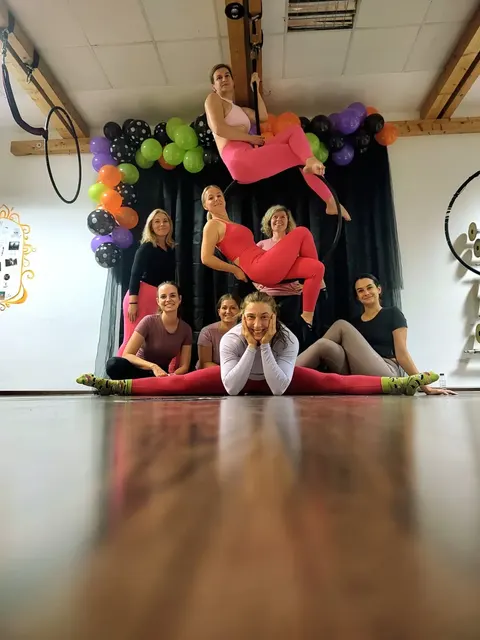 Pink Week na aerial hoop – holky v růžových legínách na vzdušném kruhu a ve špagátu, Prostě se hýbej Opava.