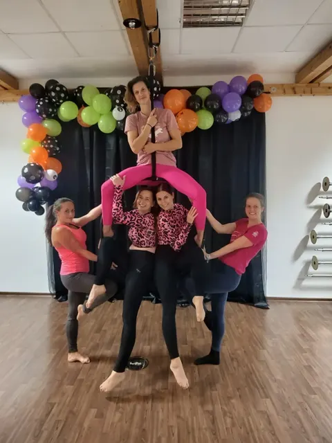 Pink Week – lektorka na závěsu a holky v růžovém leopardím vzoru pod ní, Prostě se hýbej Opava.