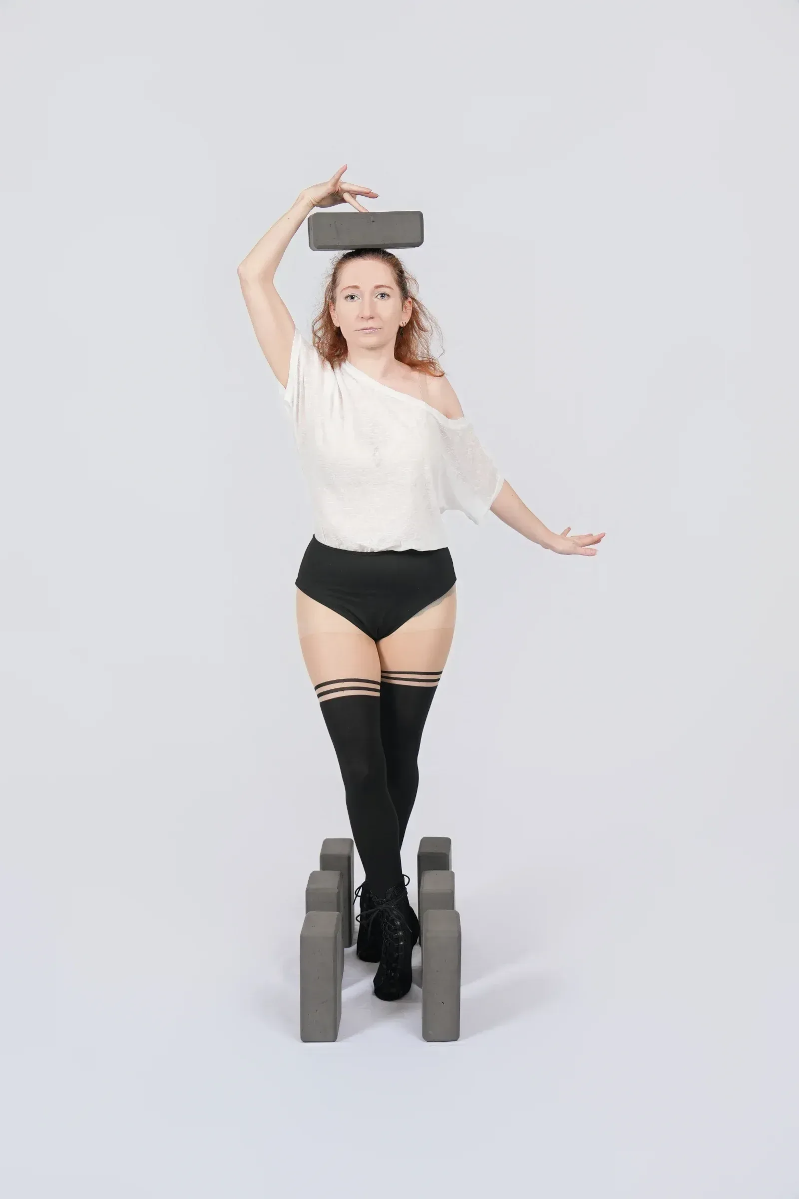 High heels – lektorka s blokem na hlavě balancuje na cvičebních blocích ve studiu Prostě se hýbej, Opava.