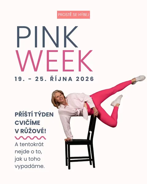 Pink Week 19.–25. října 2026 – lektorka v růžovém oblečení na židli ve studiu Prostě se hýbej, Opava.